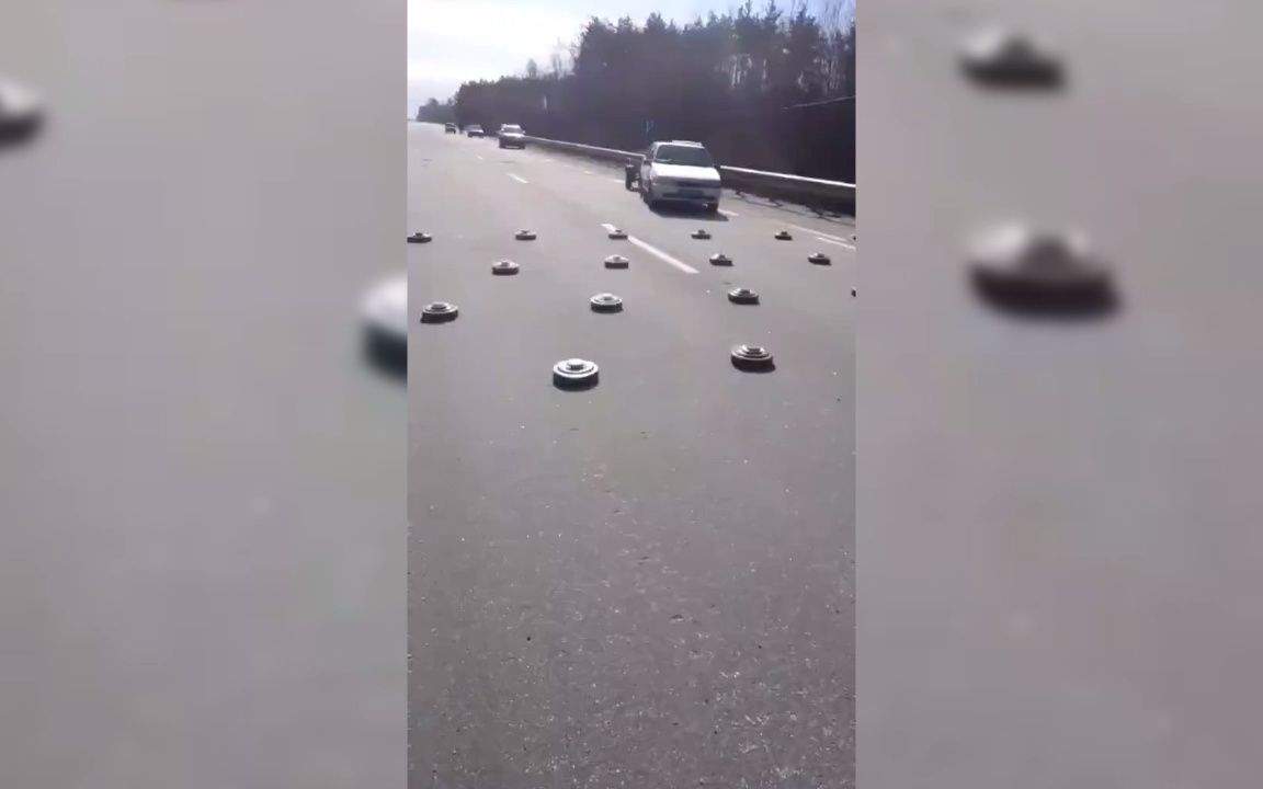 “终极科目二”？乌克兰平民驾车闯入反坦克雷区，路上密密麻麻全是地雷……