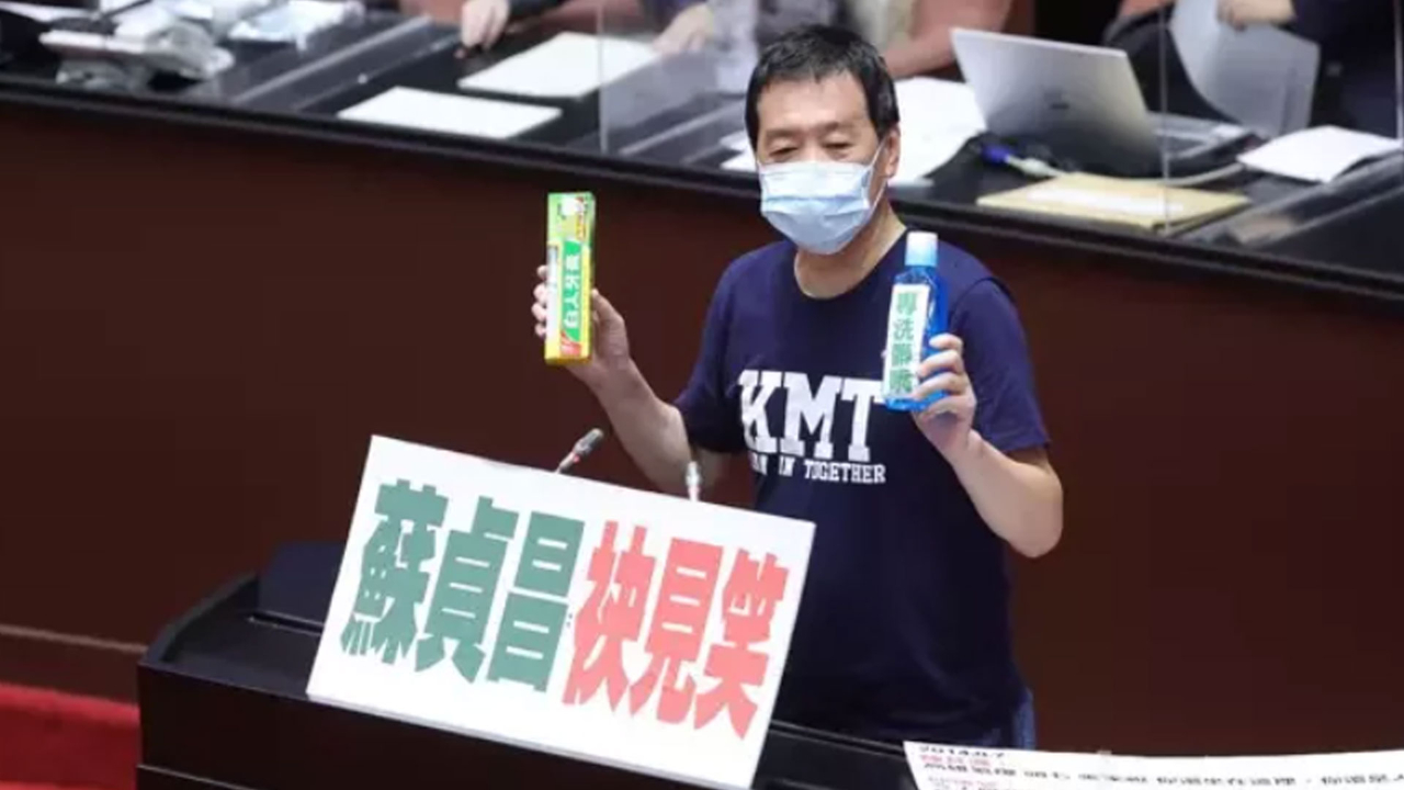 “不要脸”风波延烧，国民党轮番声讨苏贞昌，当面送扫帚、漱口水