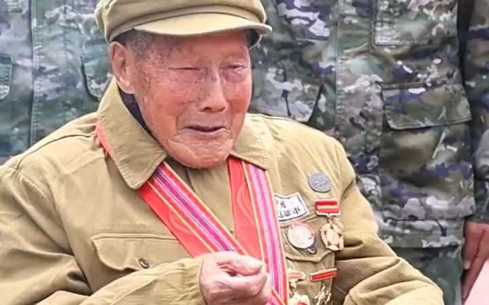 中弹后又请战赴朝！96岁抗美援朝老兵回营讲述：子弹没了就拼刺刀