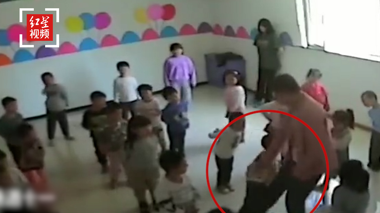 幼儿园老师故意绊倒儿童教育局最新回应：涉事老师已被解聘