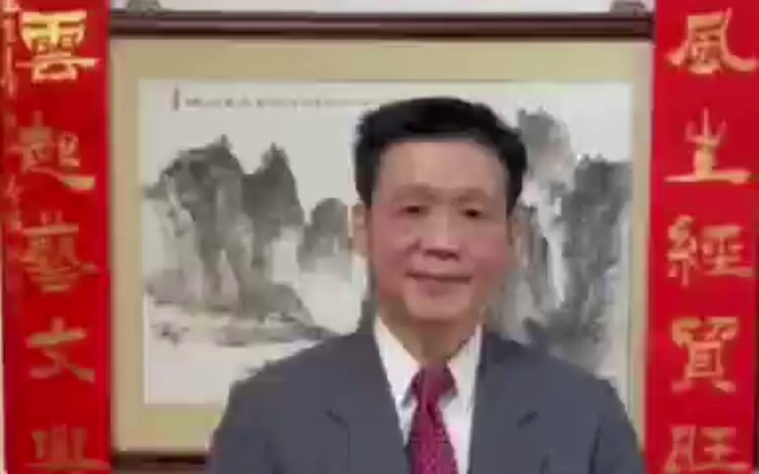 虎啸风生经贸旺，龙腾云起艺文兴。台湾“中国书法家学会理事长”陈铭镜带着他的对联，来向福建省连横文化研究院董事长连明富拜年了！