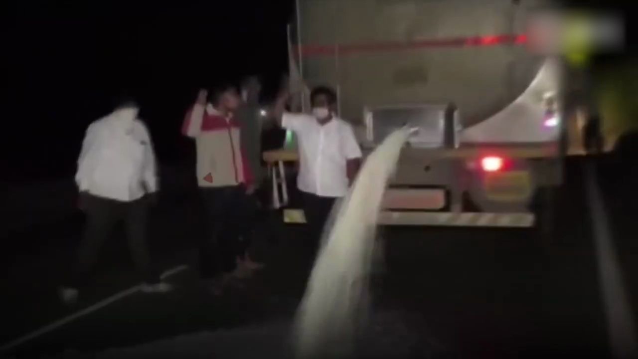 印度奶农倾倒牛奶抗议奶价下跌 要求政府提供补助