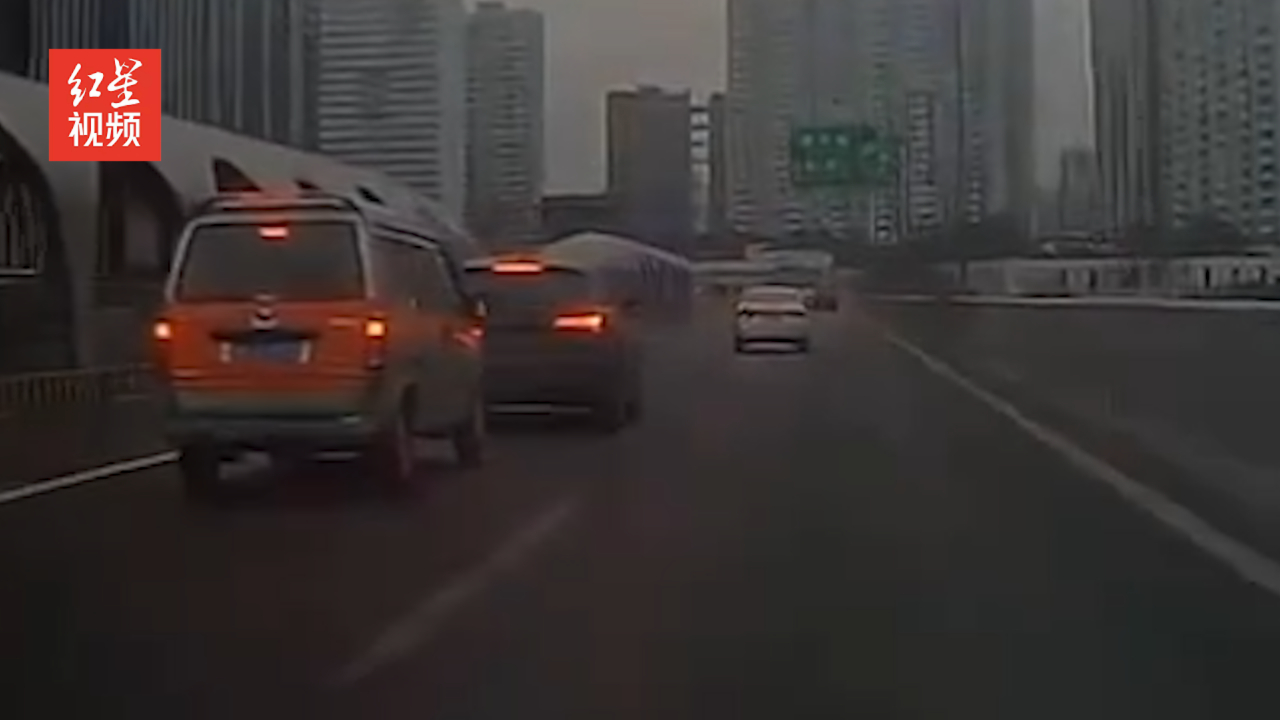 奥迪车超车后踩刹车，被超面包车失控撞车 成都交警介入调查