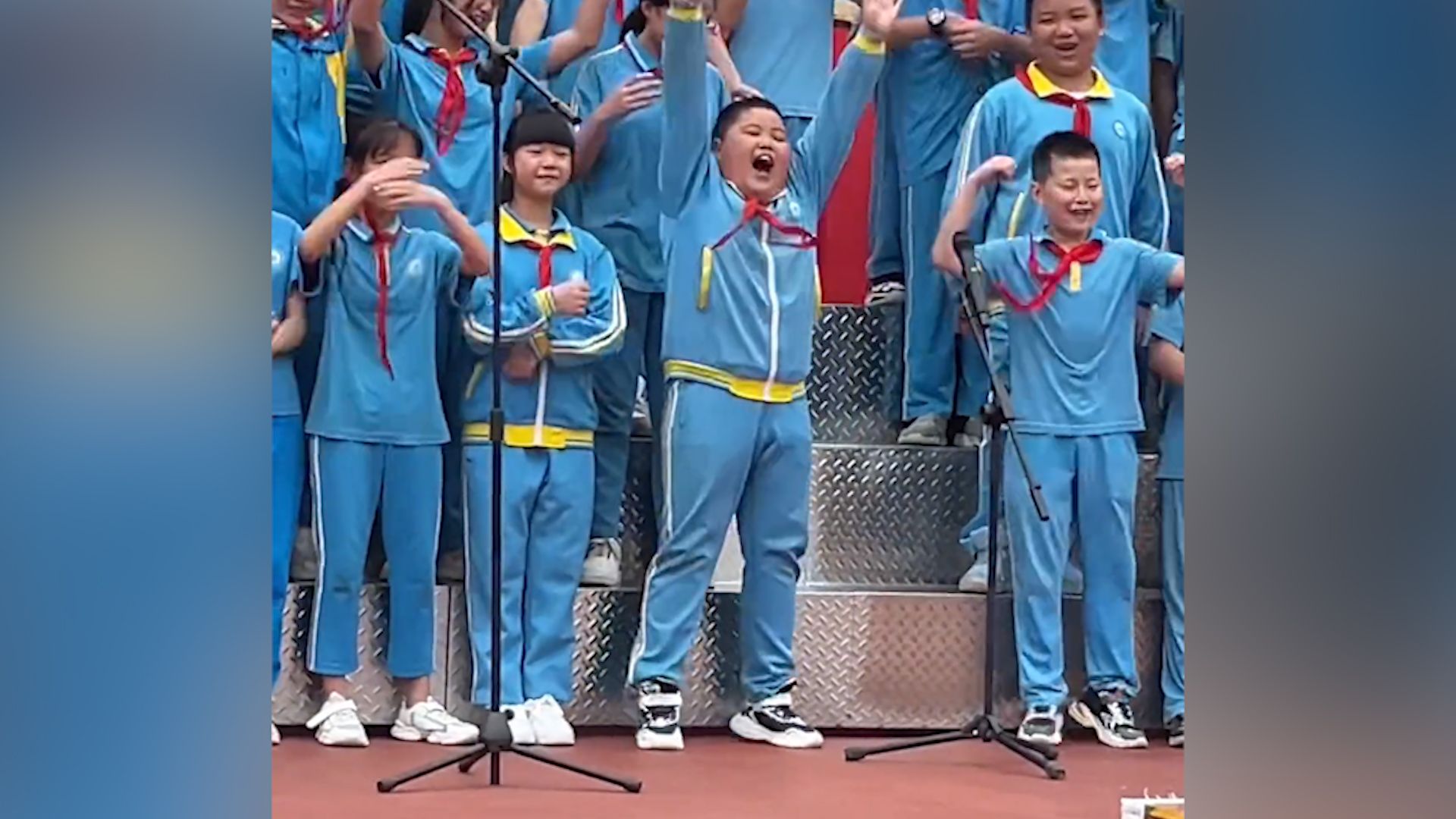 贵州一小男孩合唱C位表演 浑身上下散发快乐 身边同学憋不住笑了