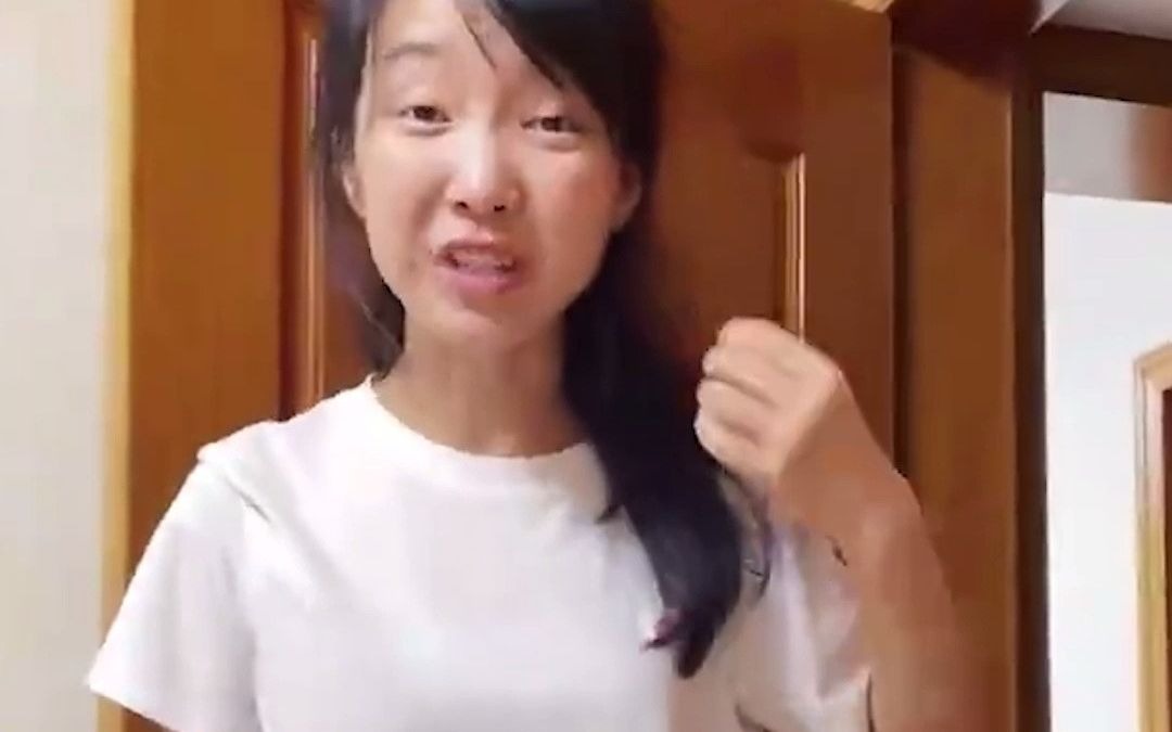 远嫁女孩假期回夫家，见她情绪低落丈夫一个举动太暖：走，回娘家