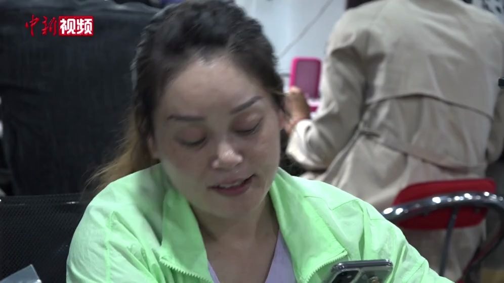 实拍云南瑞丽千名主播同场“竞技”直播卖翡翠