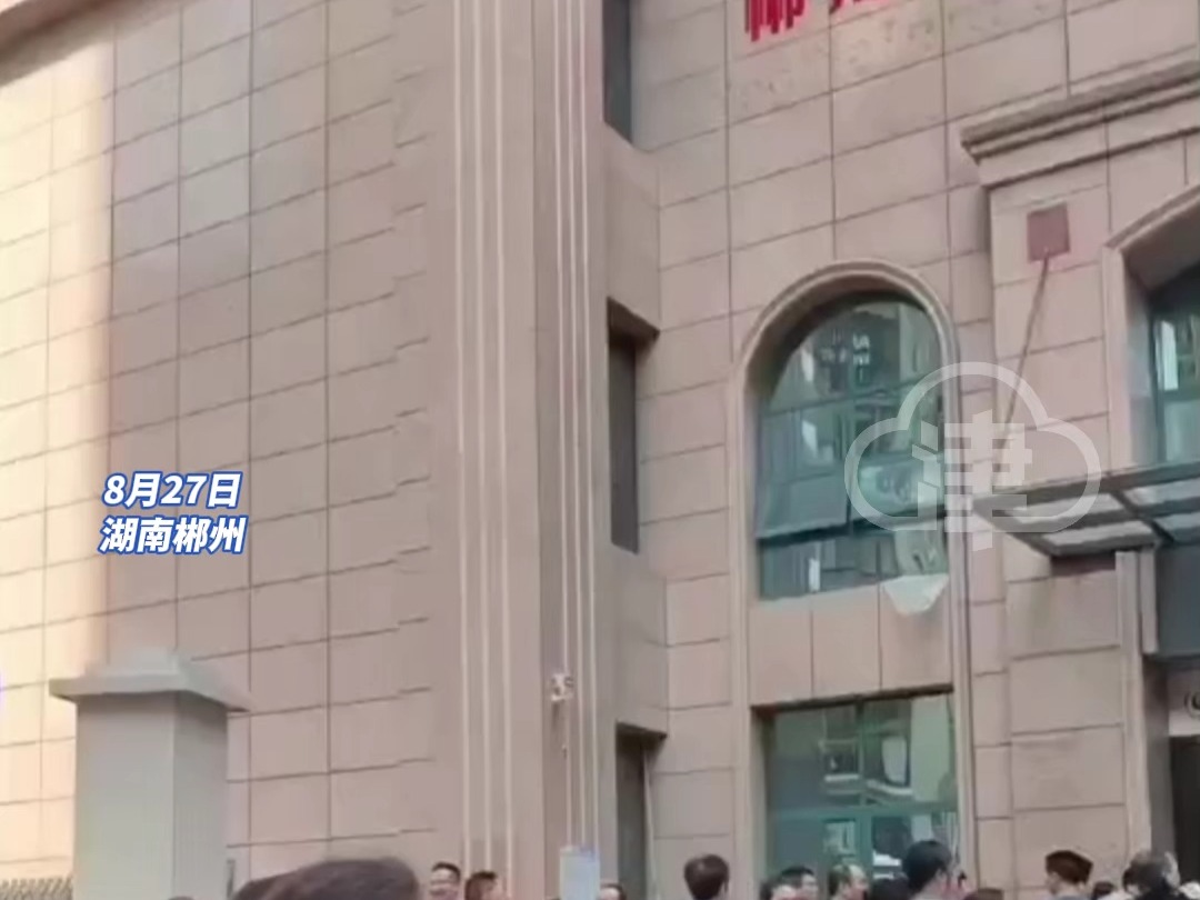 湖南某小区开办残疾人服务大楼，业主集体表示不满：如有精神病人 潜在危险太大，物业：招牌已拆除 后续开不开看领导