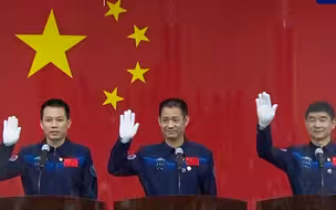 神舟十二号3位航天员亮相：玻璃房内接受采访，还有小讲台