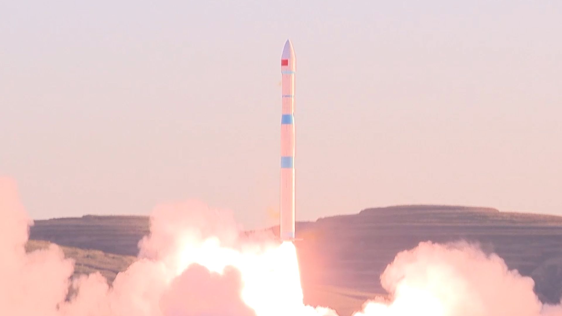 一箭双星！我国成功发射试验十四号和试验十五号卫星 火箭呼啸升空