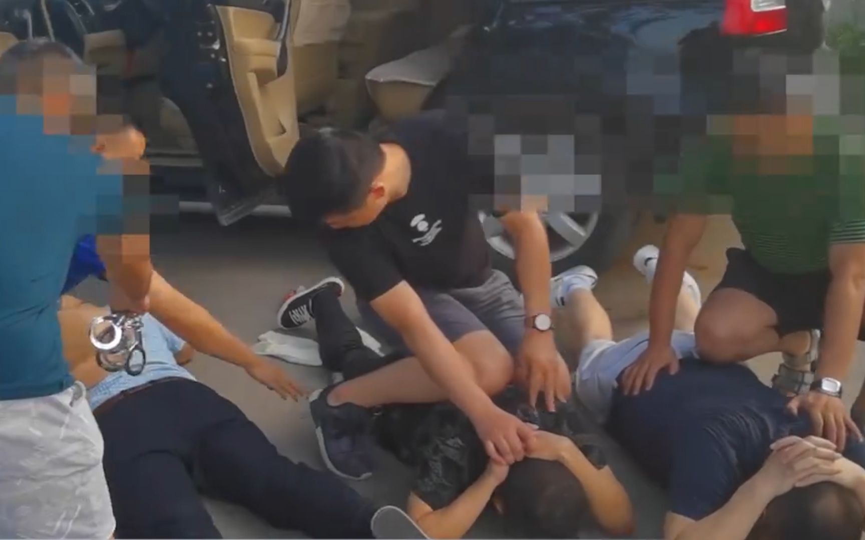 绵阳公安斩断一跨国地下贩毒通道抓获43人 警方公布大量抓捕现场