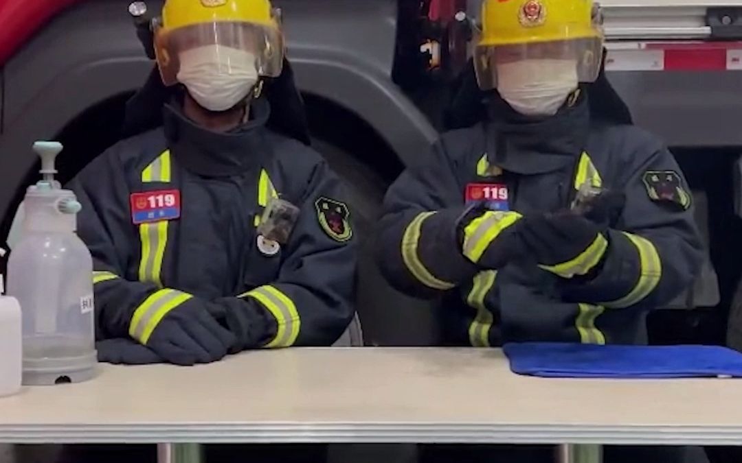 消防员科普现场险翻车，表情逐渐变得慌张，差点出大事了