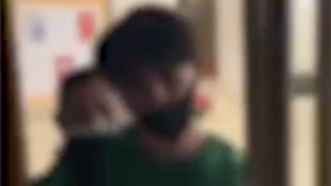 #私生饭围堵小区邻居苦不堪言#，居民：一群女孩一哄而上拉男孩，不知道在干什么