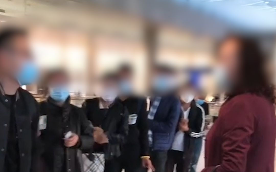 “下了飞机再打！”大妈机场插队被拒追着小伙吵架
