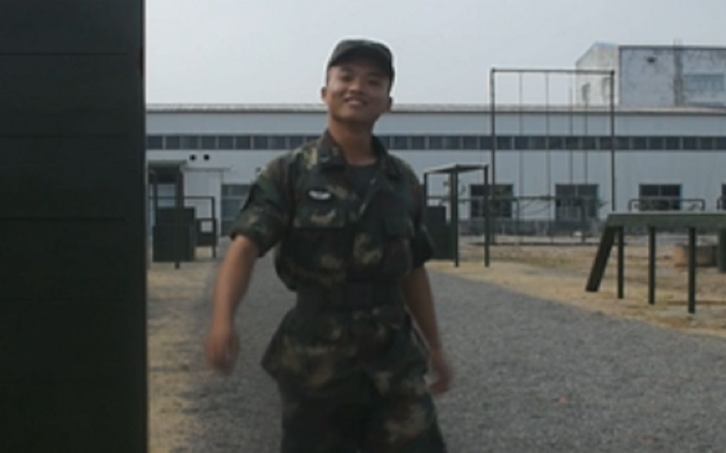 兵哥哥400米障碍后的不同走路方式：成绩好就是“为所欲为”