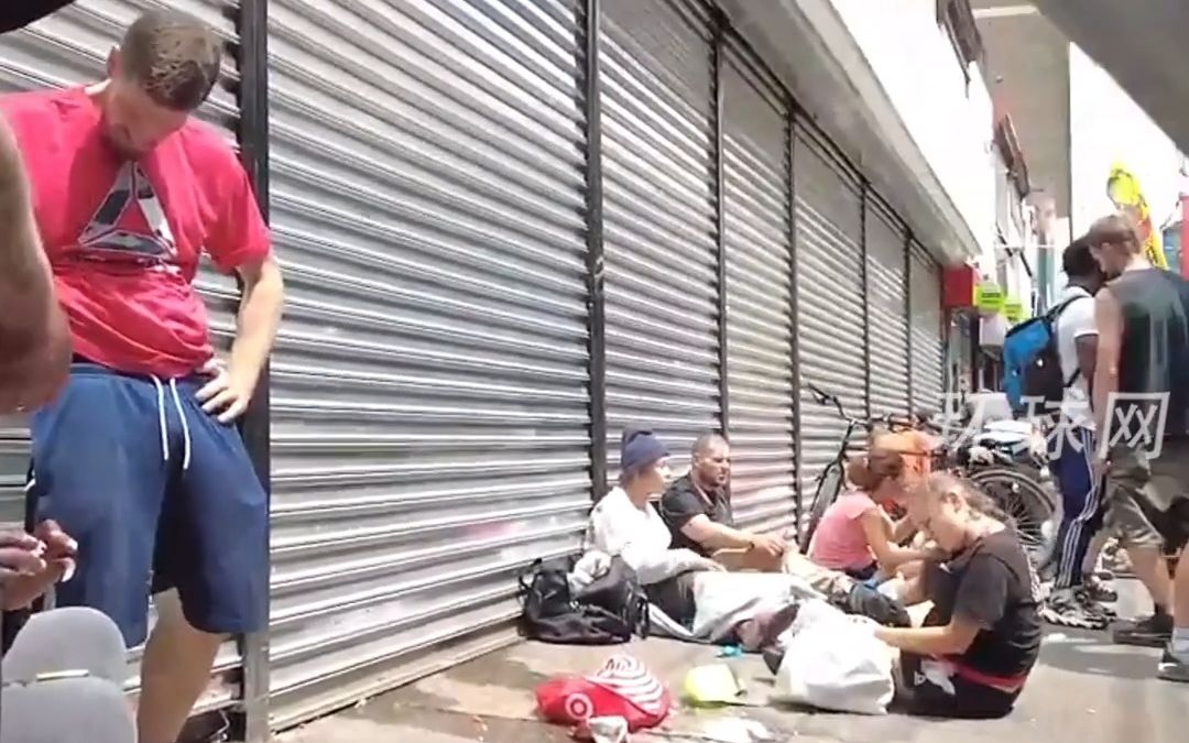 美国费城毒品持续泛滥：数十名吸毒者昏倒在街头，手臂伤口渗血