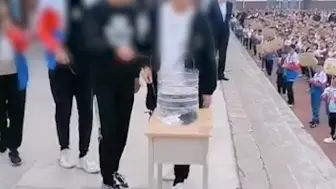 5名学生当众将手机丢在水桶里销毁，校长回应：特意交代过