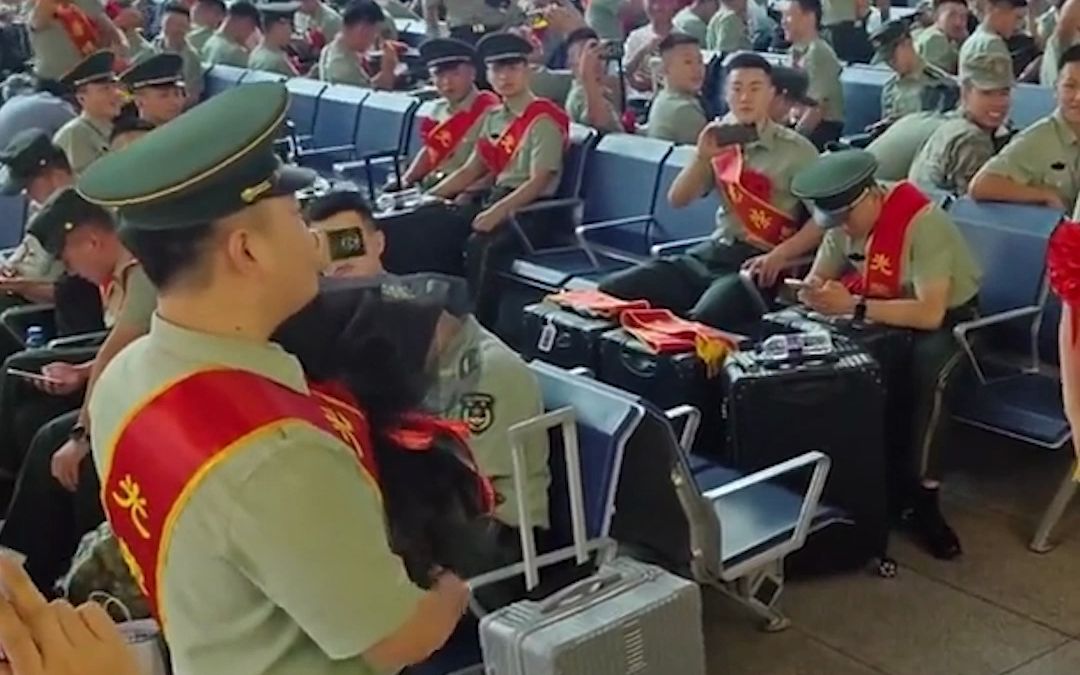 退伍兵哥哥手捧鲜花在高铁站，向一同退伍的女友求婚。 “在部队，组织是你的靠山。回到家，我就是你的靠山。”