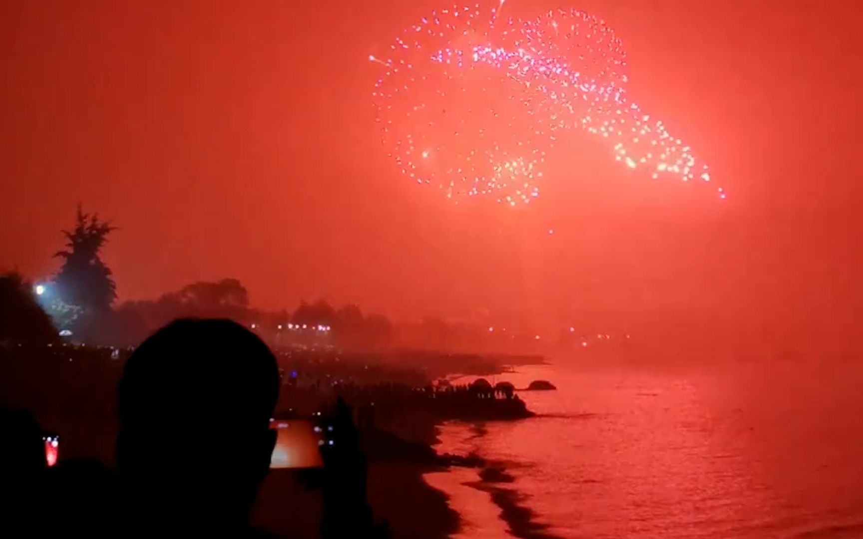 厦门金门举办春节焰火晚会 近8万发焰火绽放夜空映红海峡两岸
