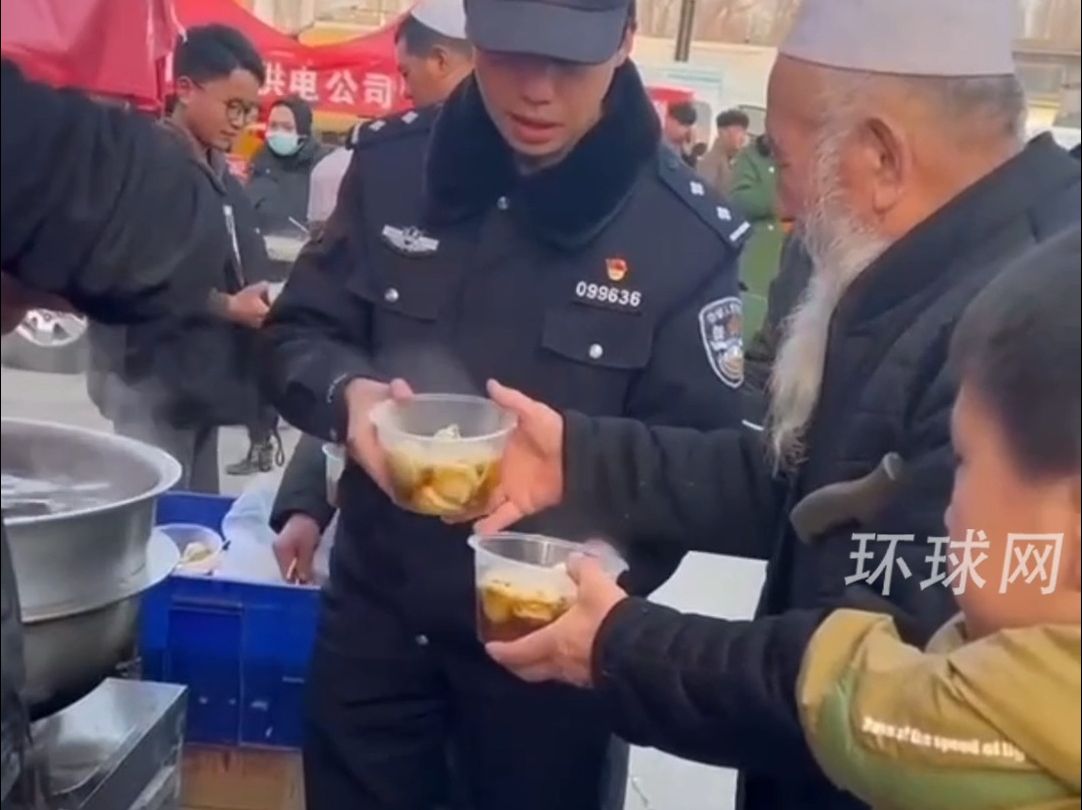 地震灾区临时安置点，冬至一早吃上热腾腾的饺子