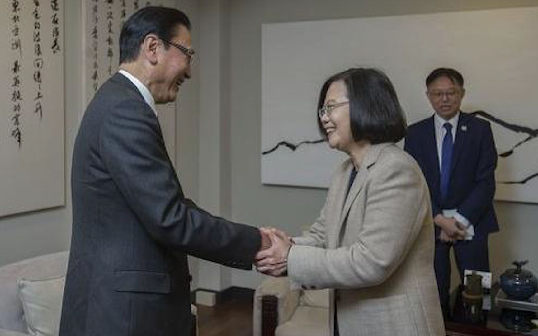 马英九痛批民进党怎么能对日本人这样卑躬屈膝！