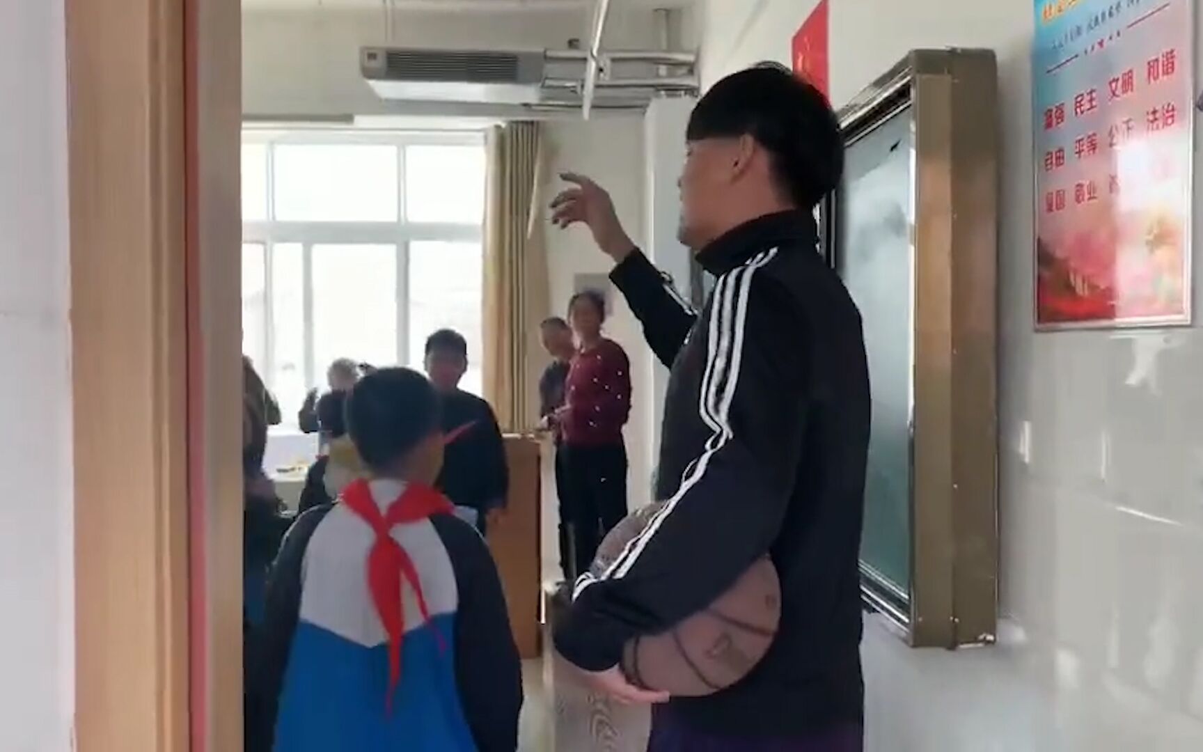 体育老师的巅峰：当语文老师因病缺课体育老师走进教室 举班沸腾
