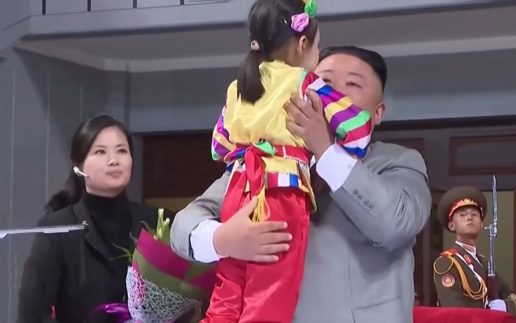 金正恩观看大型团体操，抱起可爱小女孩，女助理在侧