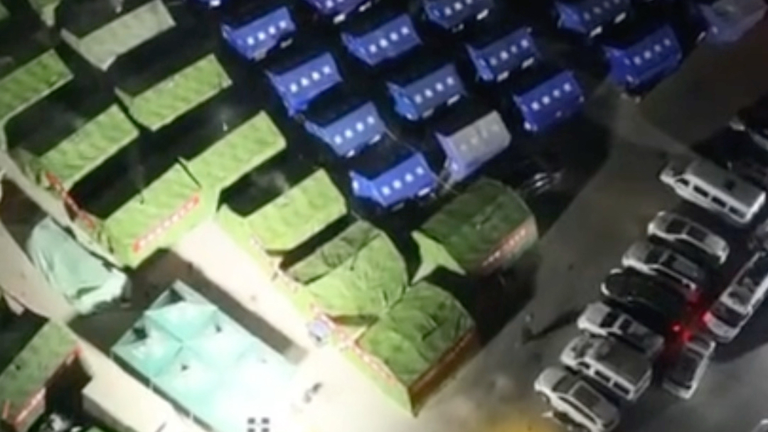 零下14℃的灾后安置点，消防员挨个帐篷检查，确保有火炉棉被❤️辛苦了！