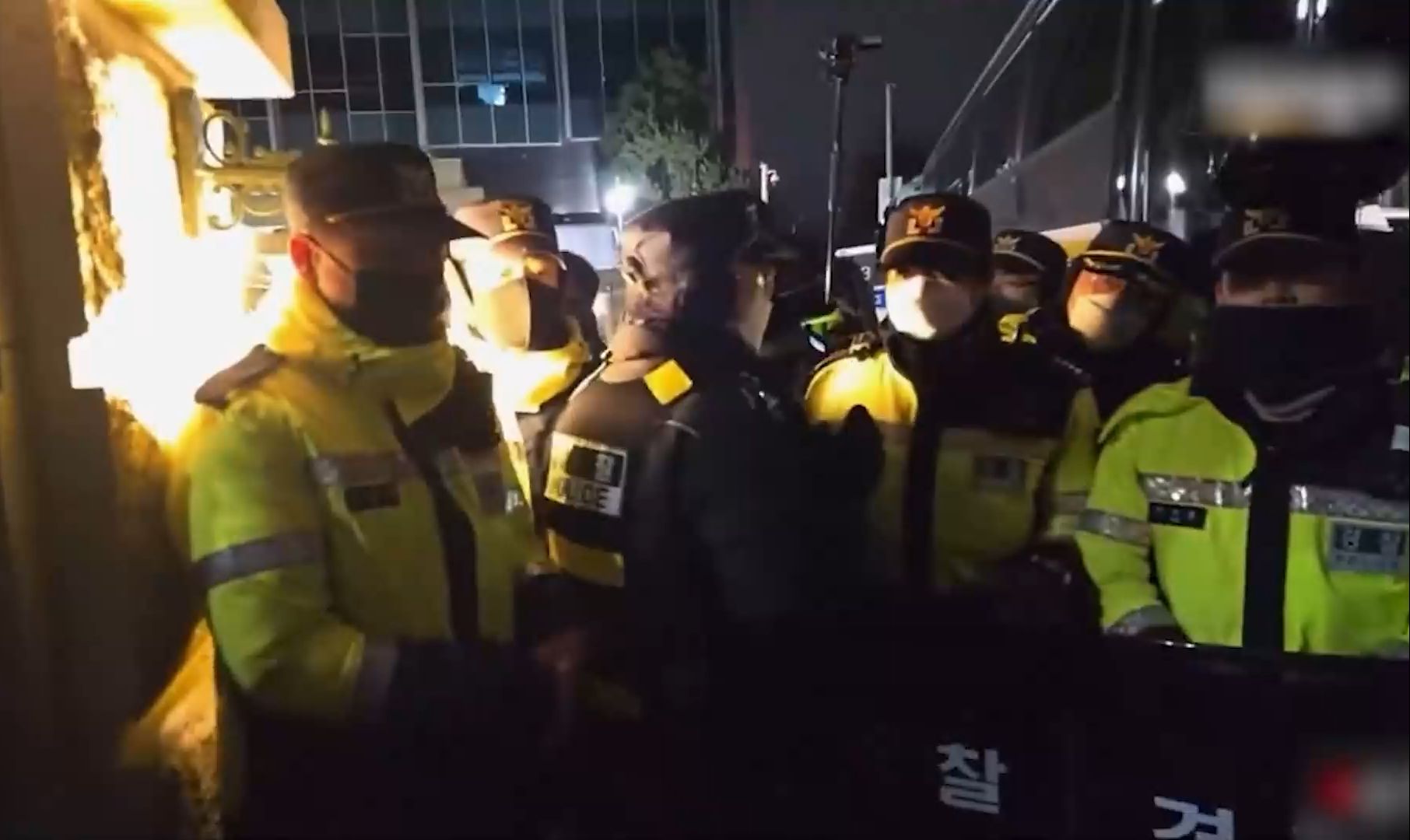 韩国会大楼已被封锁 禁止议员出入，在野党党首李在明直播声音被屏蔽