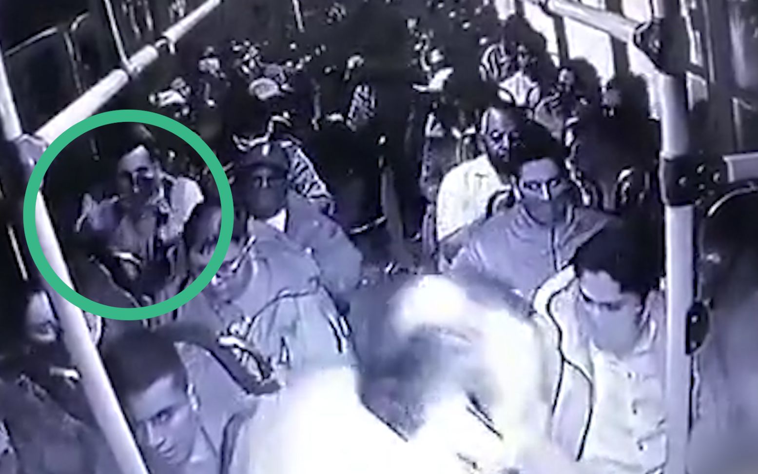 休班警察遇公交劫匪，拔枪止暴被反杀 乘客怒了群拥打死劫匪