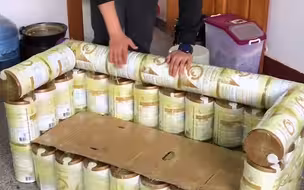 爸爸用空奶粉罐给孩子做小沙发 62个奶粉罐=1个沙发 “全球限量款 爸爸的爱”