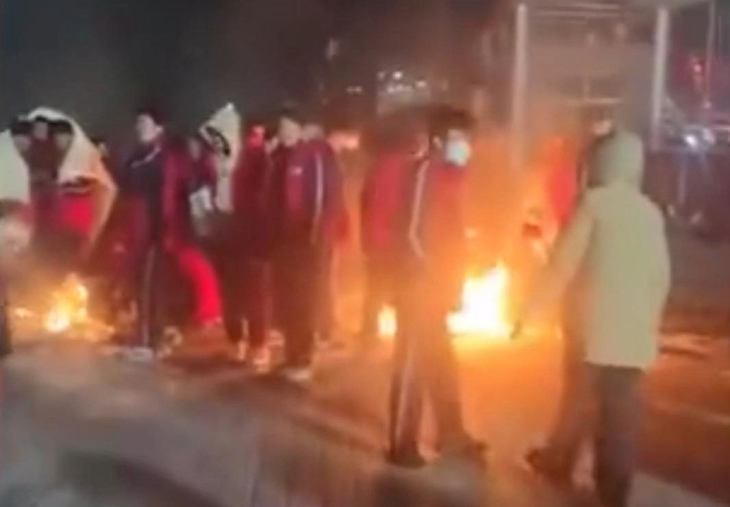 直击甘肃6.2级地震灾区：师生燃烧书本取暖 震中已搭起帐篷