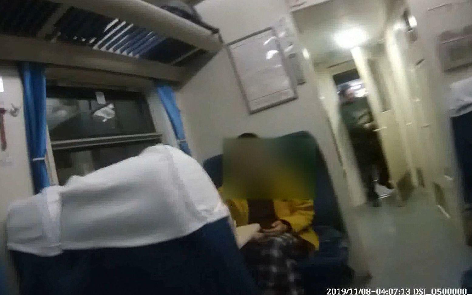 男子列车上猥亵他人被拘，民警惊了：受害人也是男的啊？！