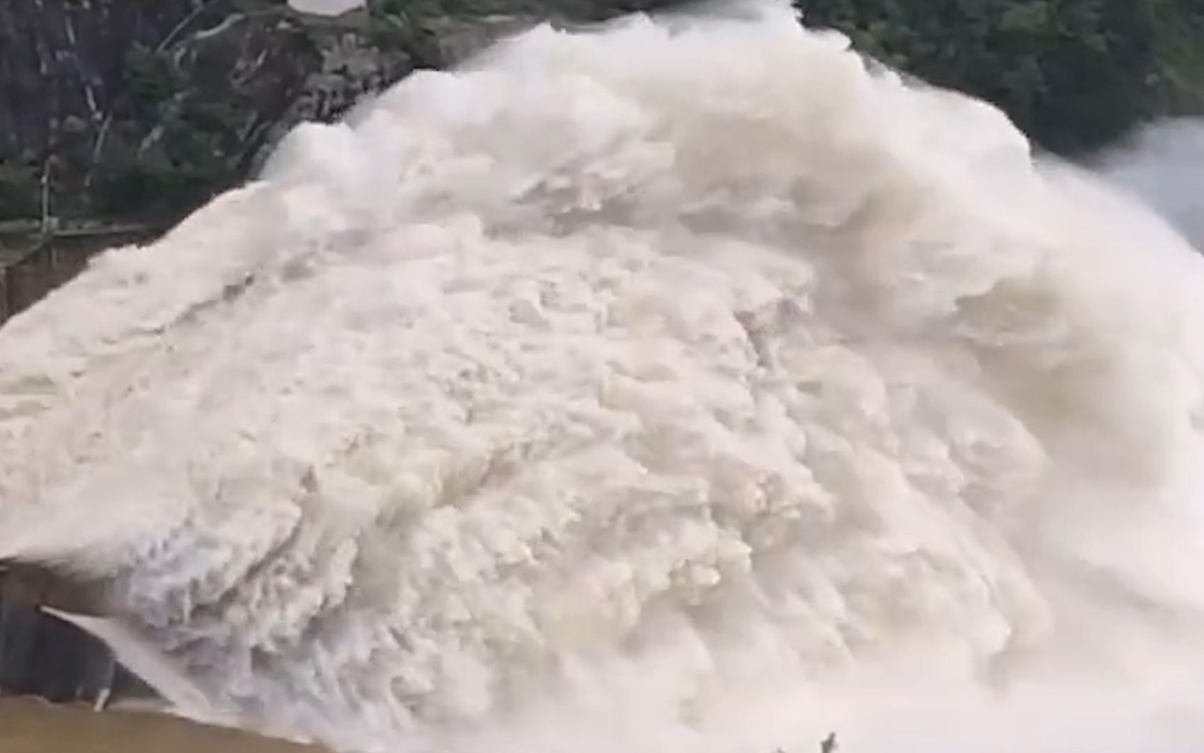 壮观！连续降雨水位持续上升 西安黑河金盆水库第三次泄洪