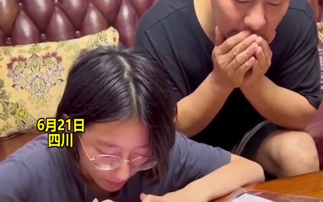 家人陪女儿查中考成绩,爸爸紧张到捂脸,结果一出父女开心相拥庆祝