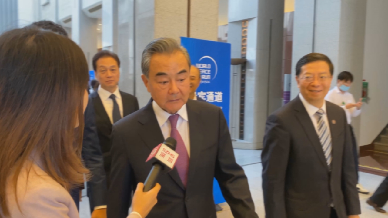 王毅接受深圳卫视直新闻记者独家采访