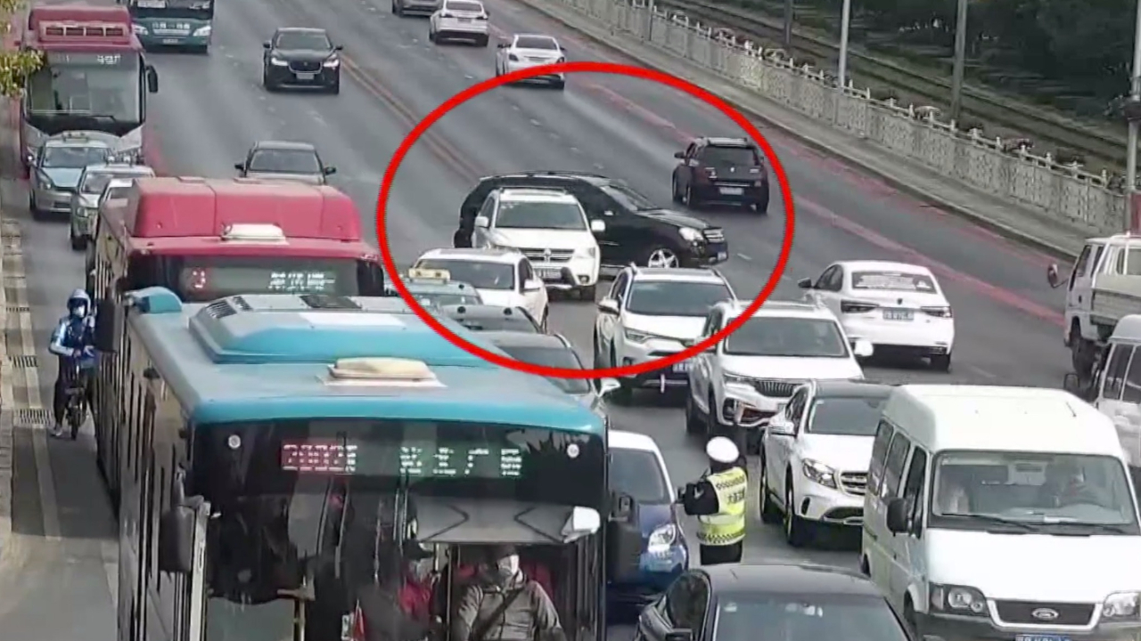 因喜欢车牌号套牌上路 奔驰司机疯狂闯卡撞坏警车