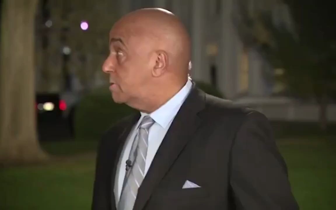 CNN记者白宫草地直播被浣熊打断，扔下麦克风和浣熊对峙