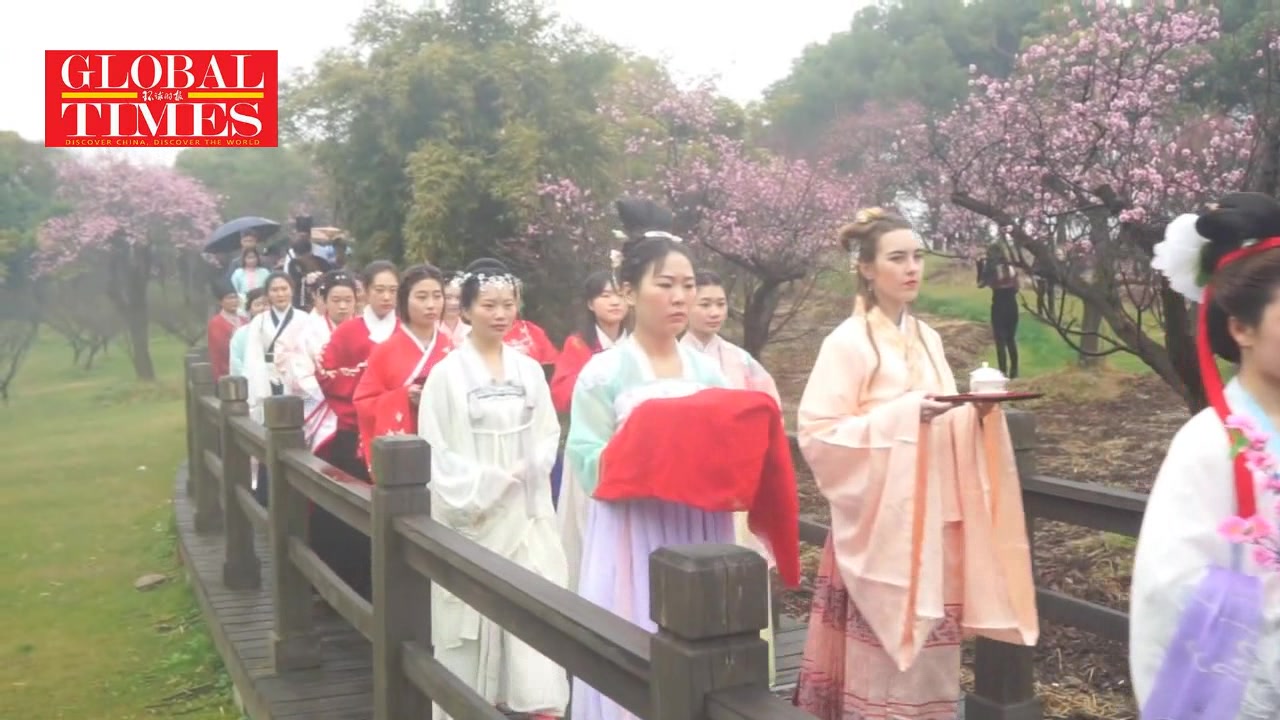 俄罗斯美女穿上汉服，祭祀中国的花神啦！