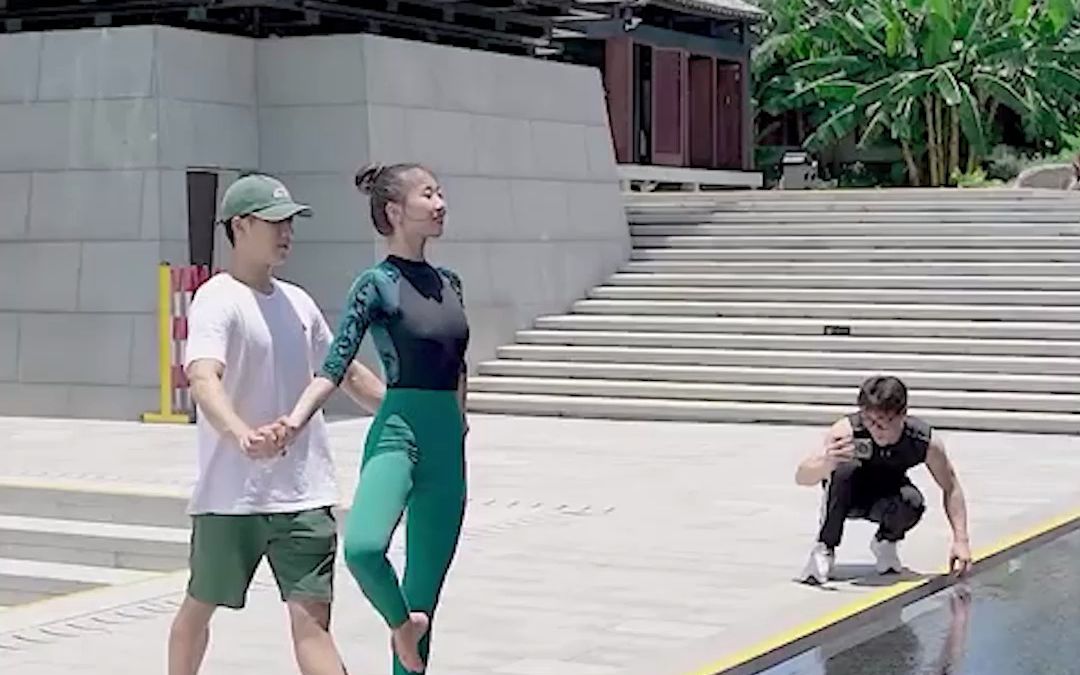 杂技演员在水边拍视频270度蜻蜓点水动作丝滑完成，“匮乏的词汇量只剩下 ‘哇 ~’”