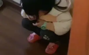 妈妈发烧隔离在房间，4岁女儿委屈求抱，默默蹲在门口流泪