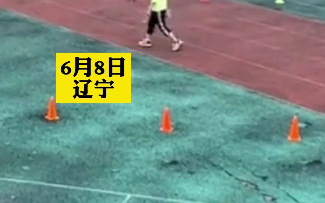 高考9点考物理，8:37考生稳稳当当踱步去考场，围观者:咋不跑两步!