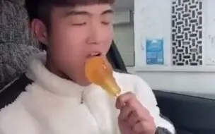 好奇害死猫，小伙尝试灯泡糖结果拔不出来了，最后上了医院。