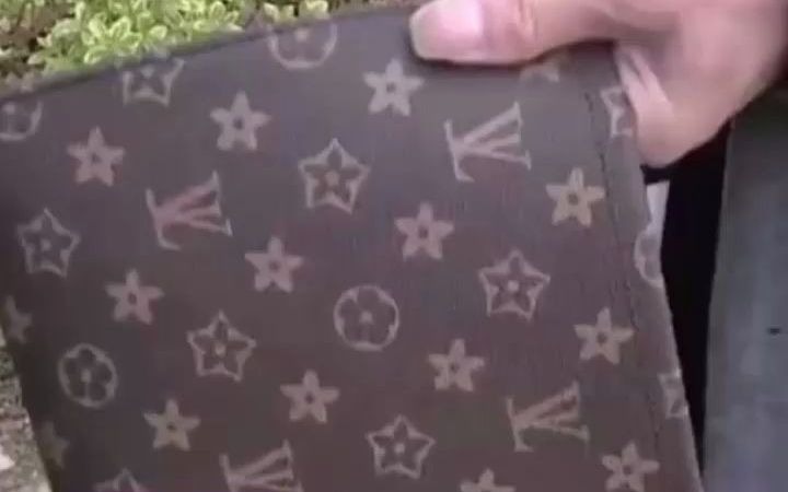 杭州 一男子开百万豪车花128元买包，一个月后怀疑是假LV，给不给退呢？