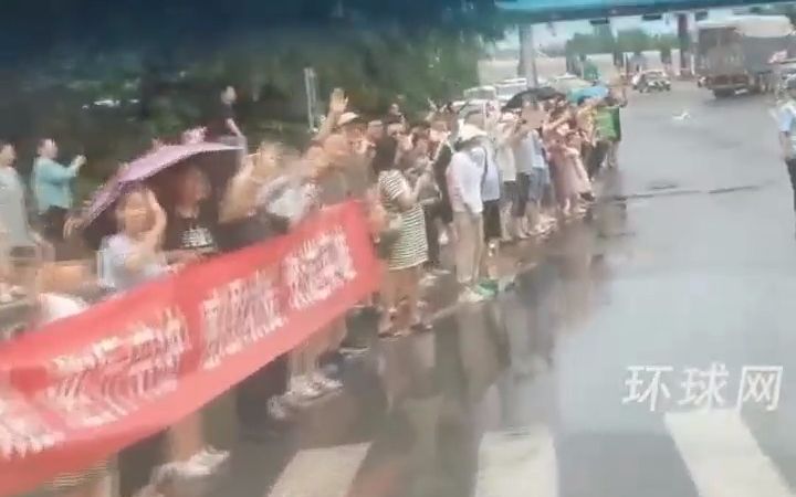 感谢有你！一路平安！涿州百姓自发为返程的救援队送行