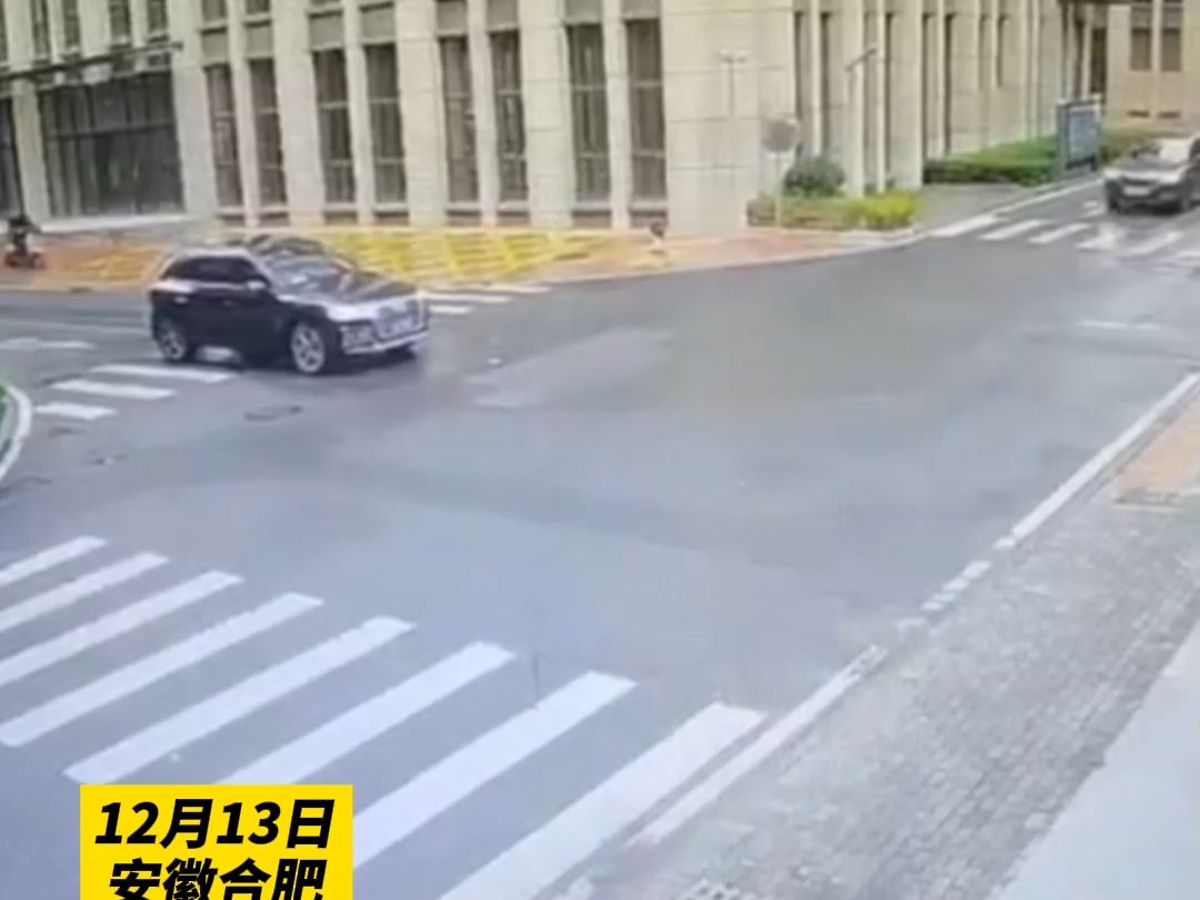 7旬老人逆行摔倒，男子正常右拐下车搀扶反被讹 #社会百态