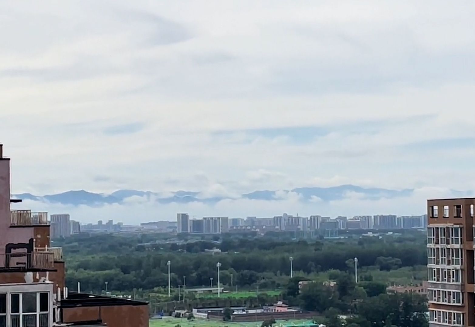 高考首日北京雨后现壮美云海 祝考生青云直上金榜题名