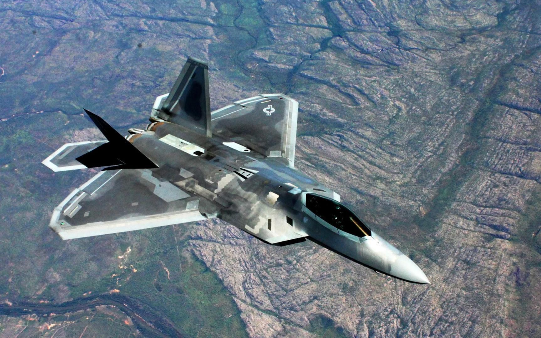 五代机爬升高度对比：F22达2万米，苏57为1.9万米，歼20呢？