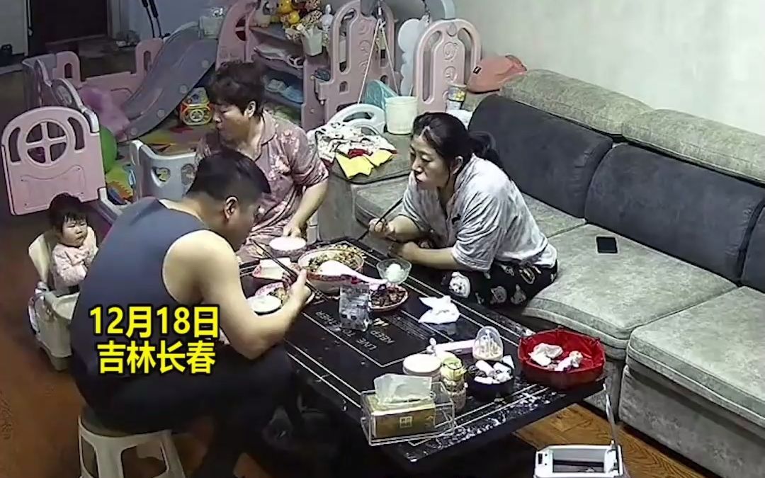 宝宝第一次清楚的叫爸爸，爸爸激动地趴在女儿身边：整个心都化了