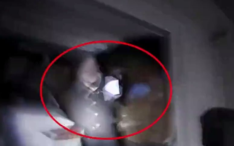 残暴！黑人只是握着手机走过来 美警竟不加思索开枪将其射杀