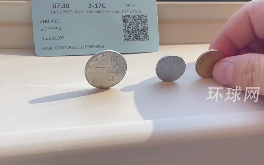 中国游客在雅万高铁竖硬币，吸引印尼小姐姐也来挑战